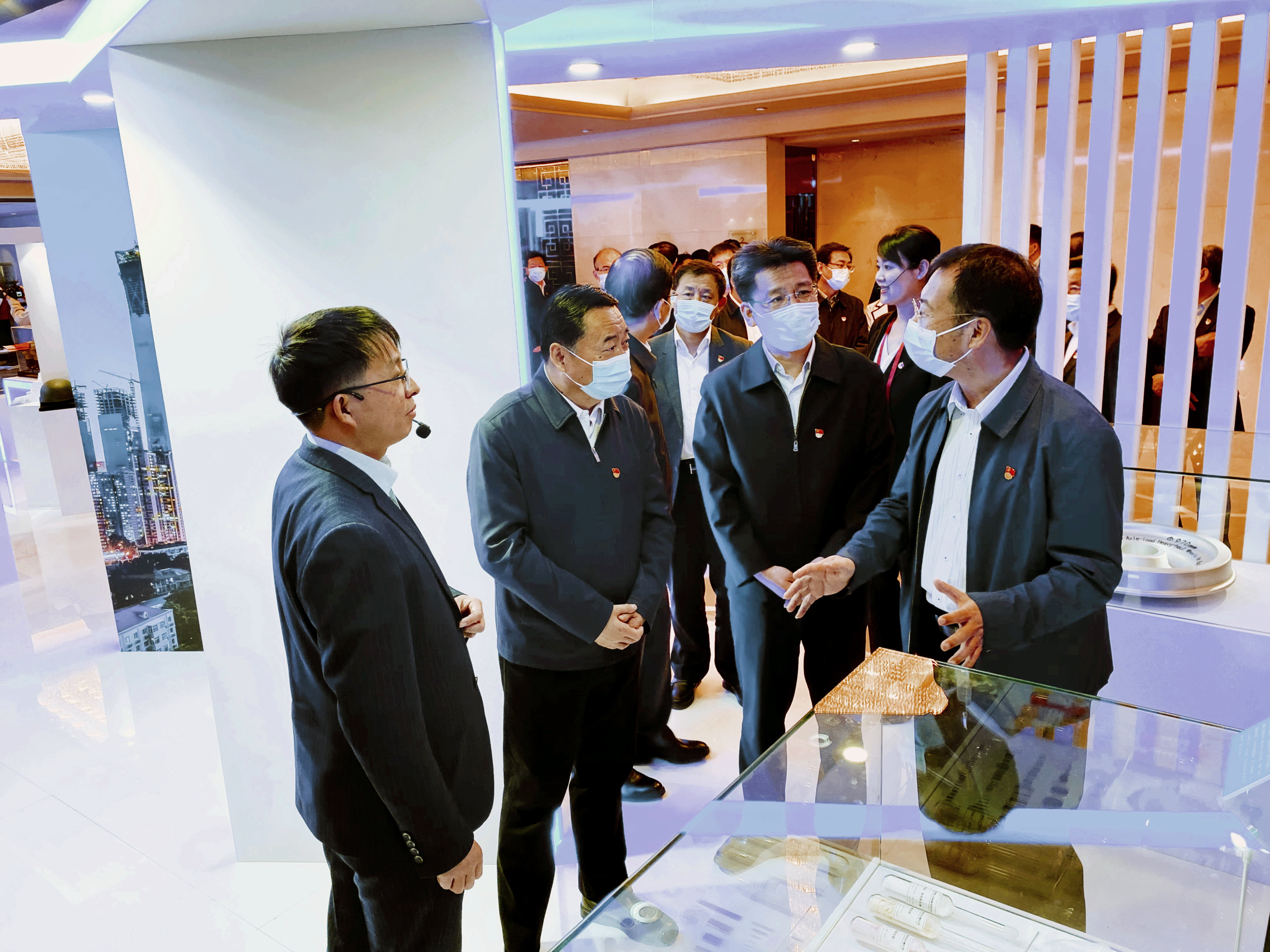 郝鹏、贺军科一行参观中央企业青年科技创新成果展有研集团展台，党委书记、董事长赵晓晨做专题介绍