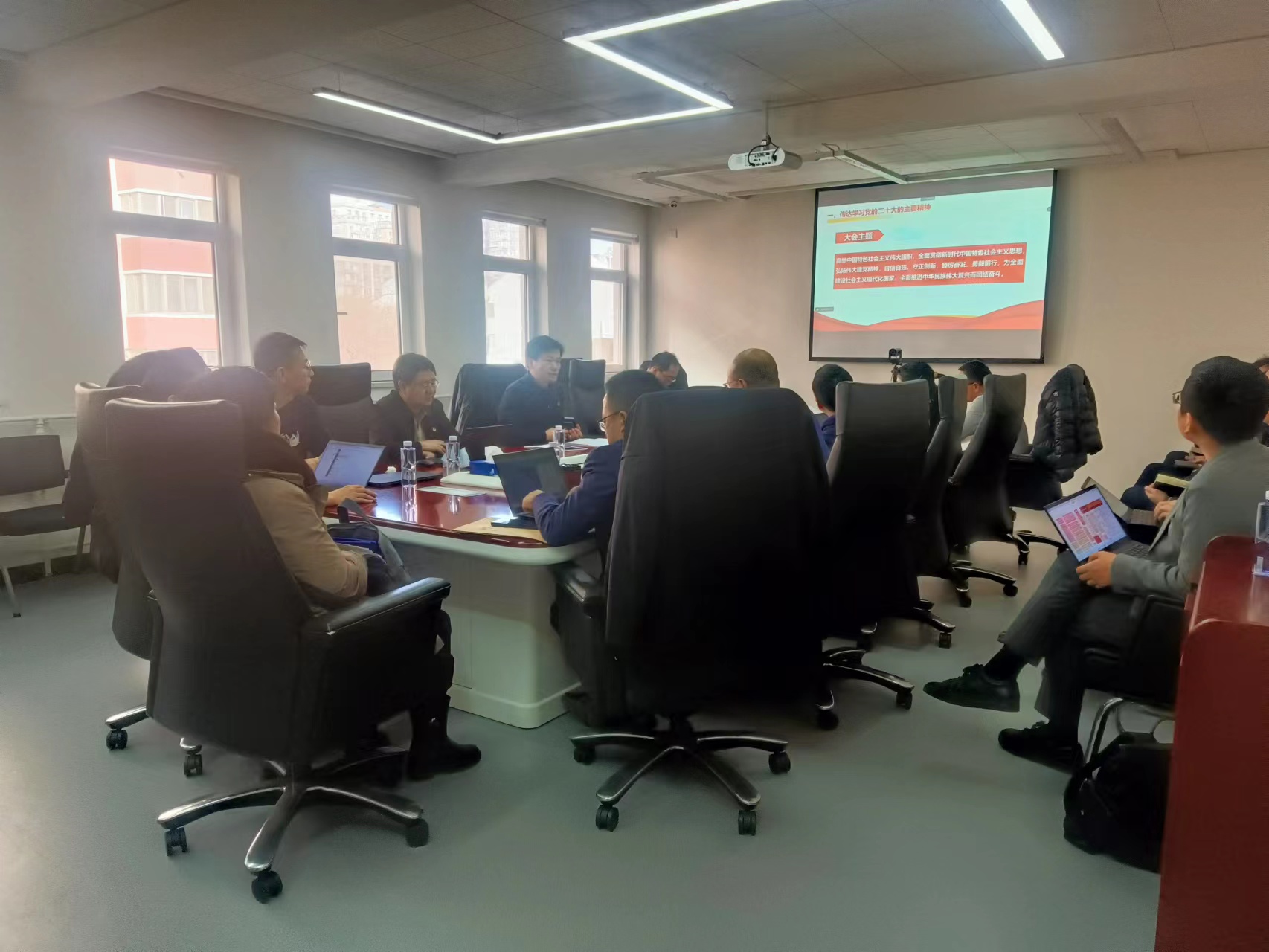 中文色情
副总经理黄倬为职能部门党员宣讲党的二十大精神