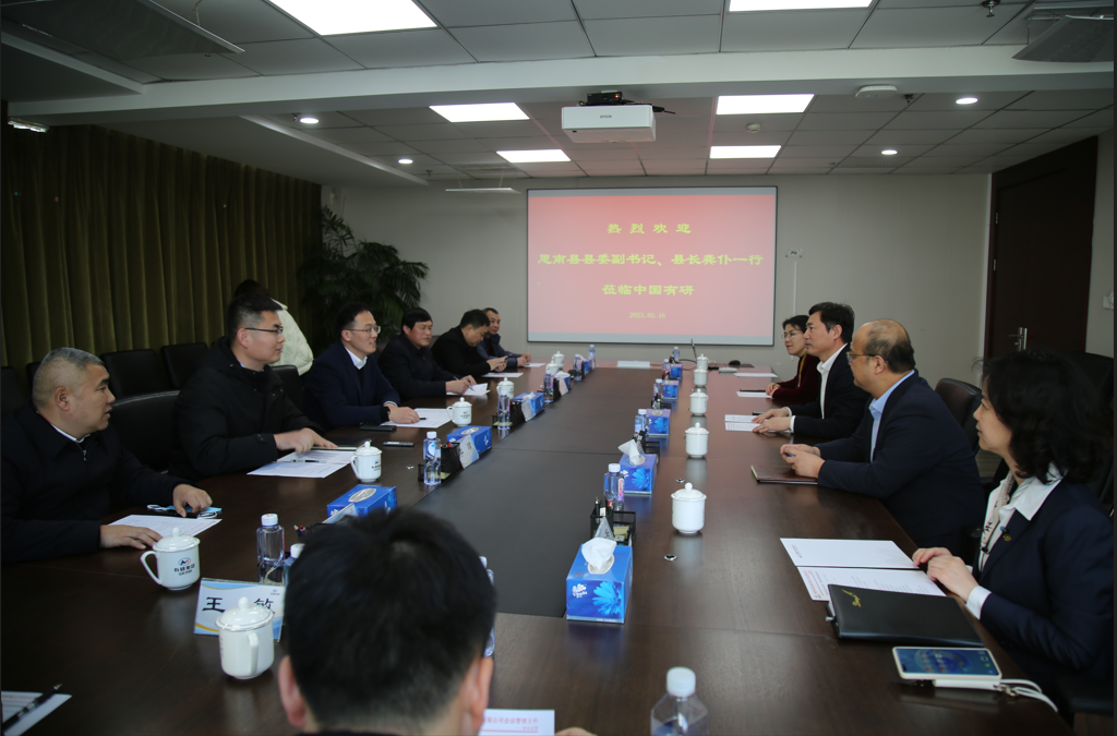 贵州省思南县县长龚仆一行到中文色情
访问交流