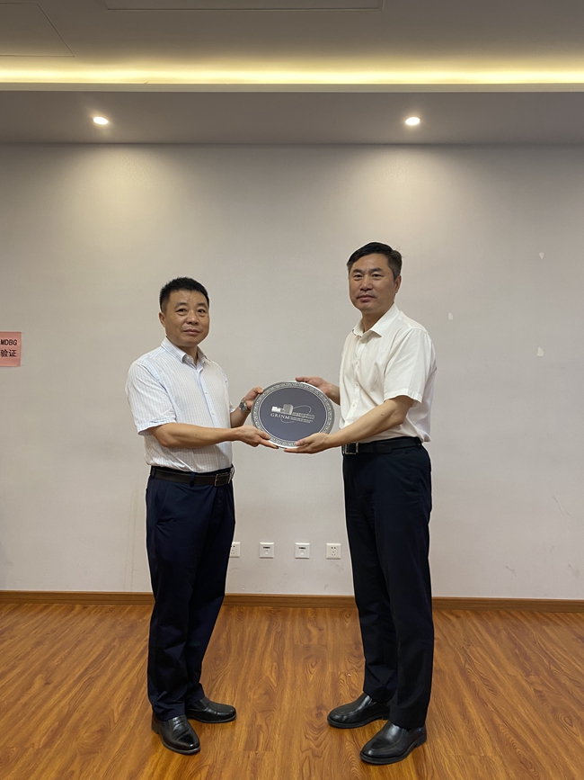 贵州省思南县委书记席龙海一行到中文色情
访问交流