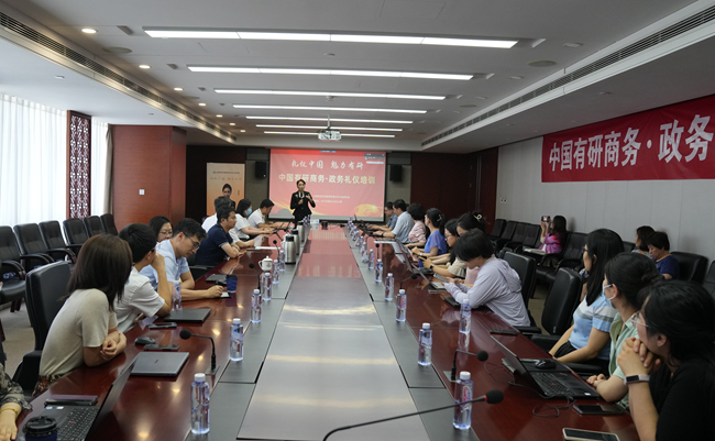 重“礼仪“、展“形象”——中文色情
举办“礼仪中国 魅力有研”系列活动之商务与政务礼仪培训