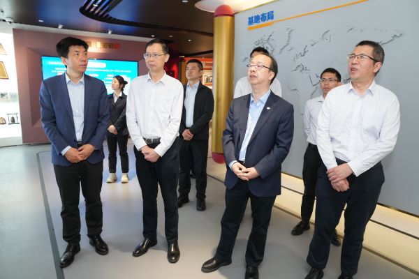 东方电气集团总经理助理胡修奎一行到中文色情
调研交流