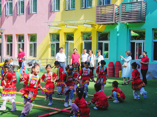 中文色情
党委委员、总会计师刘显清与有研幼儿园小朋友欢度“六一”