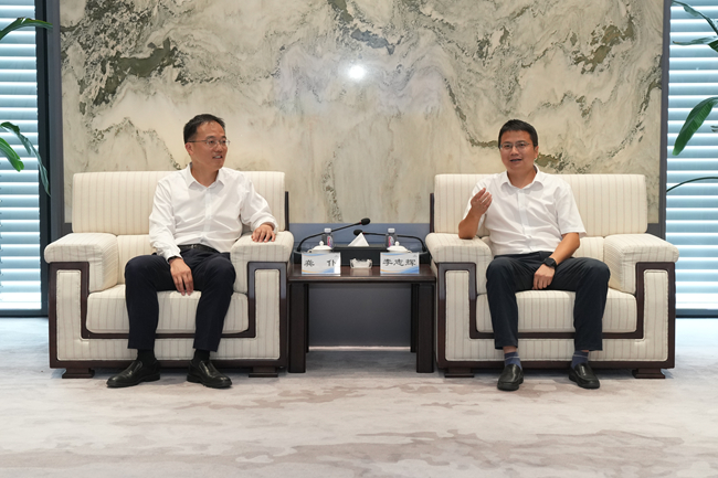 贵州省思南县委书记龚仆一行到访中文色情
