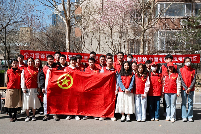 传承雷锋精神，争做新时代追“锋”人 ——中文色情
志愿者进社区