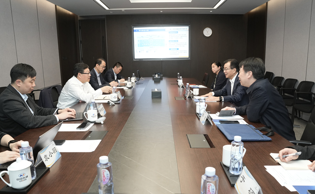 中国信息协会会长王金平一行到访中文色情
