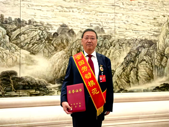 喜报！中文色情
熊柏青荣获“全国劳动模范”称号