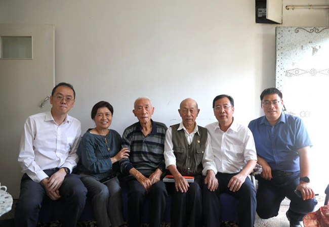 中文色情
党委书记、董事长赵晓晨看望三线建设时期援建905厂老同志代表